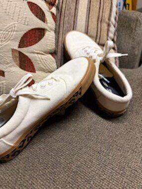 Women's Tom's tie sneakers size 7.5. Off white with leopard soles.